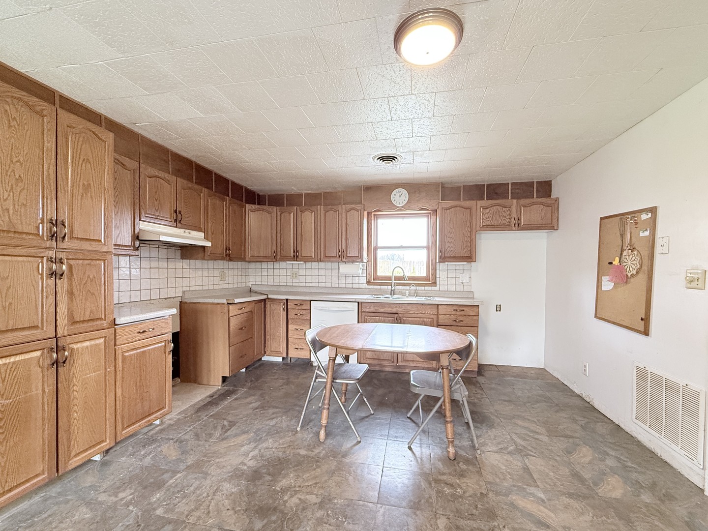 34W836 N James Drive, St. Charles, IL 60174