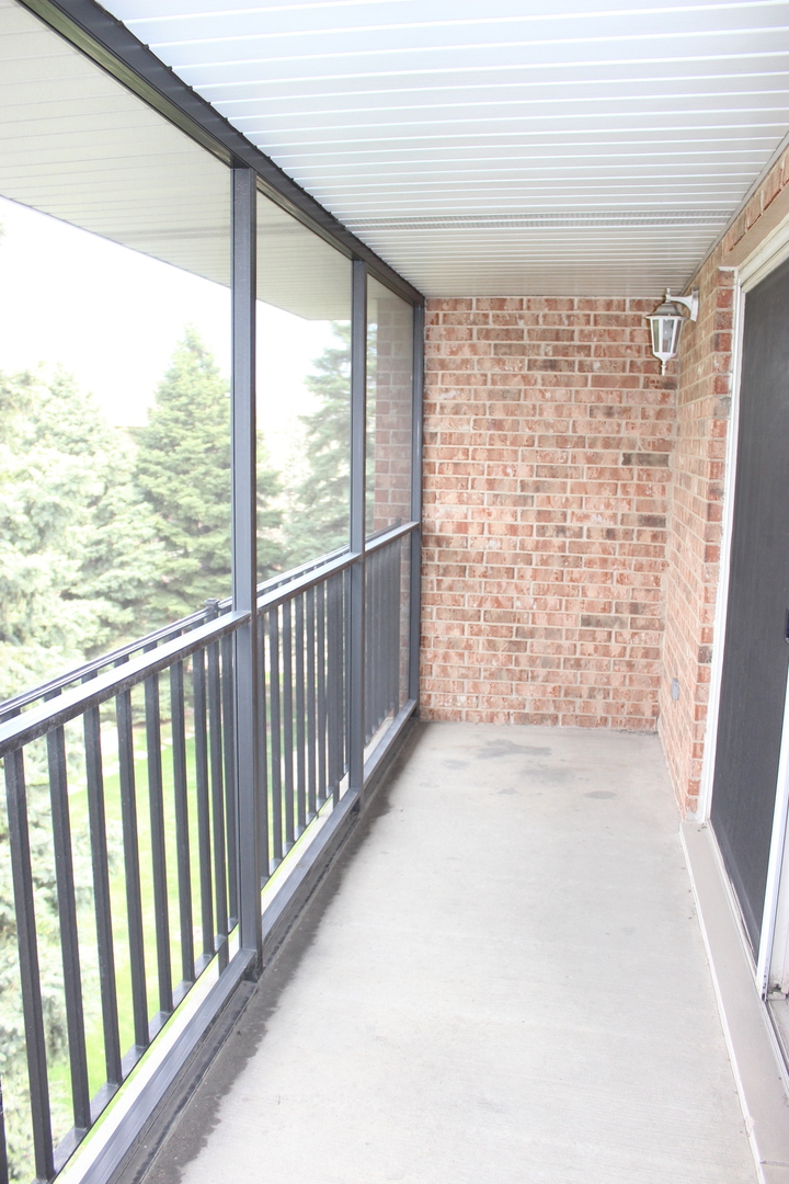 4943 E CIRCLE Drive #305, Crestwood, IL 60418