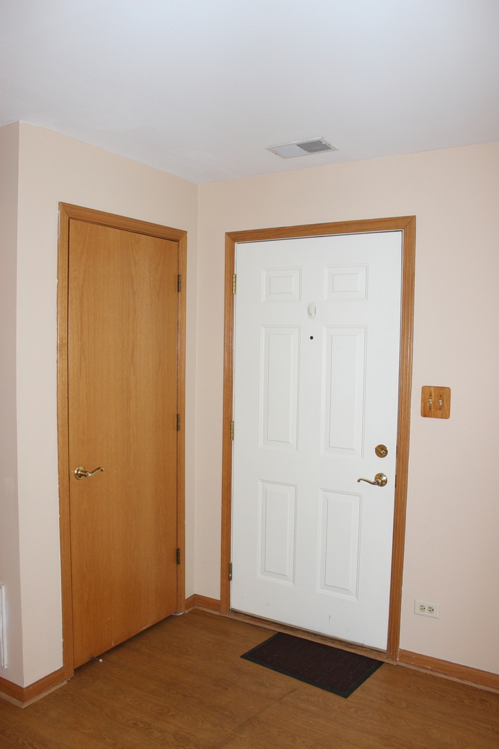 4943 E CIRCLE Drive #305, Crestwood, IL 60418