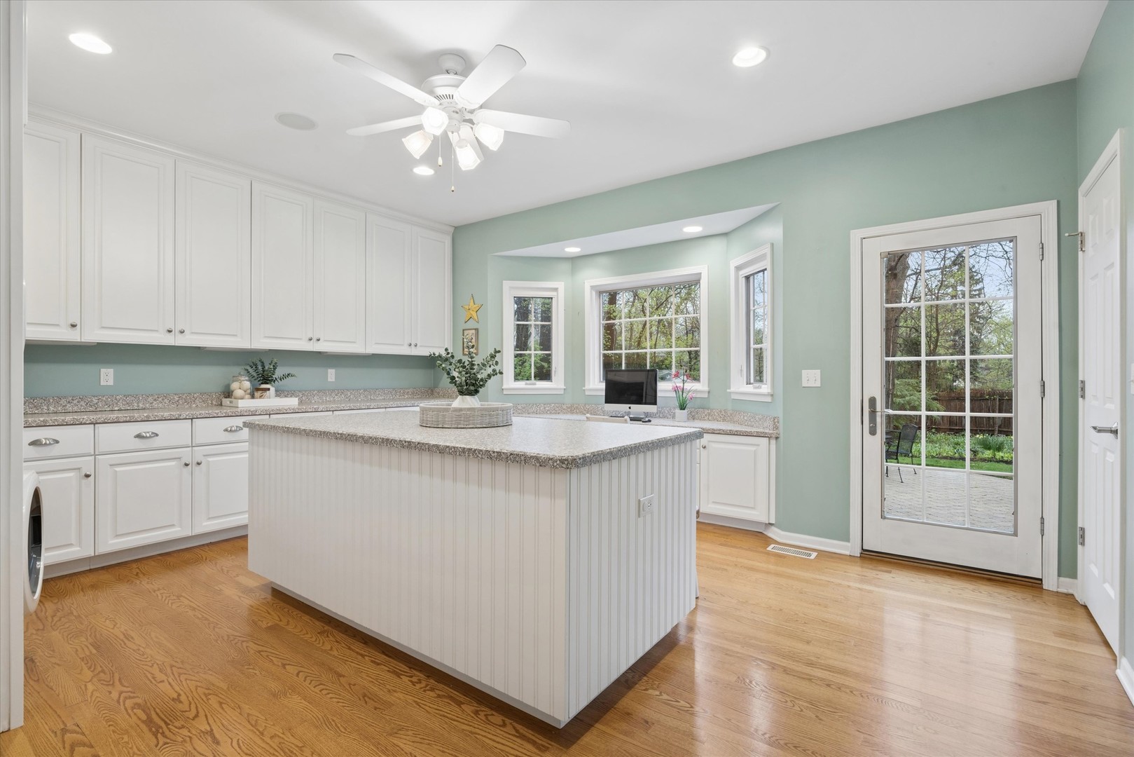 504 Pin Oak Court, St. Charles, IL 60174