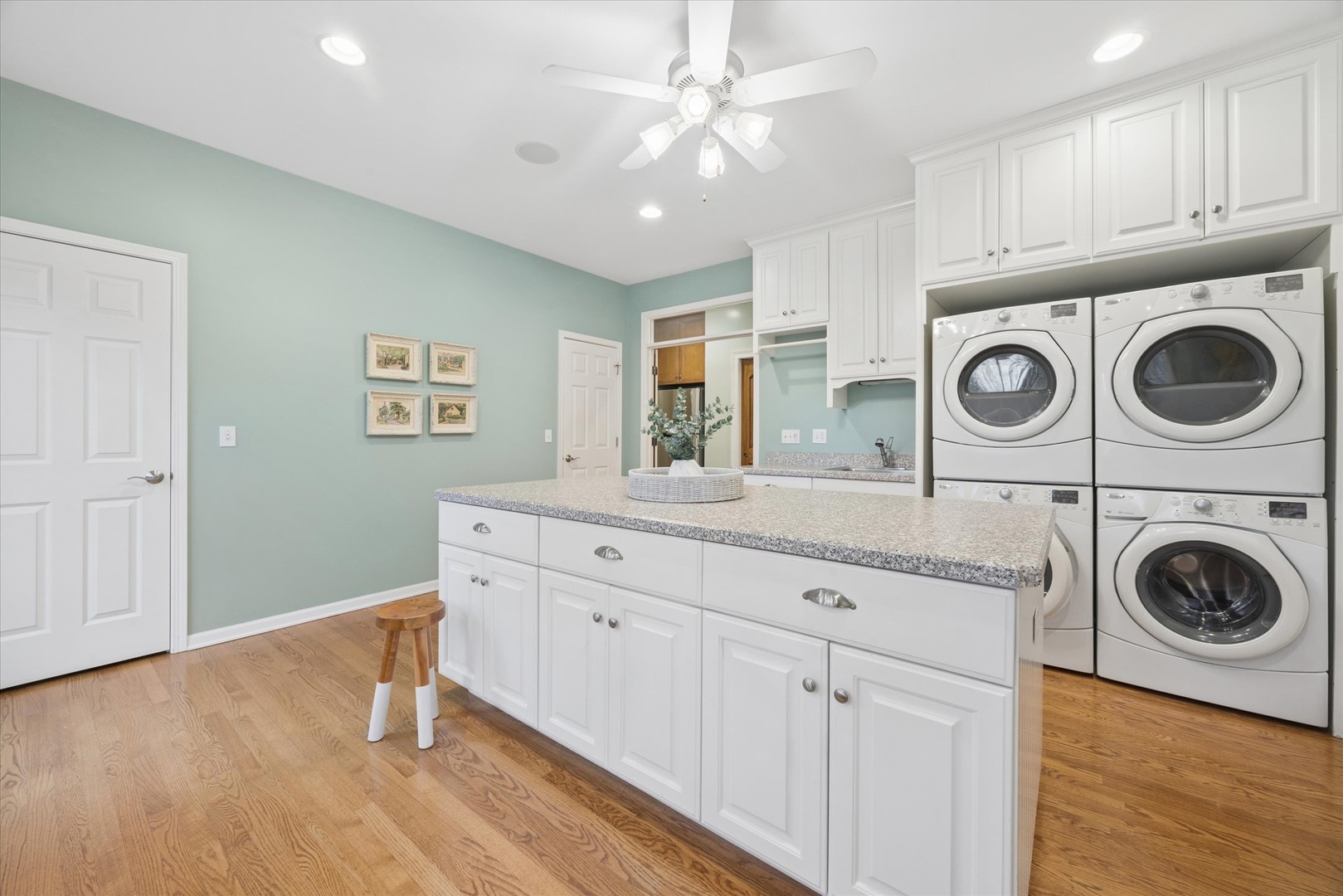 504 Pin Oak Court, St. Charles, IL 60174