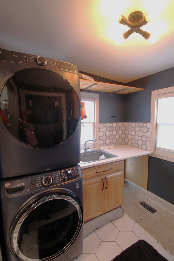 111 Manor Avenue, Fox Lake, IL 60020