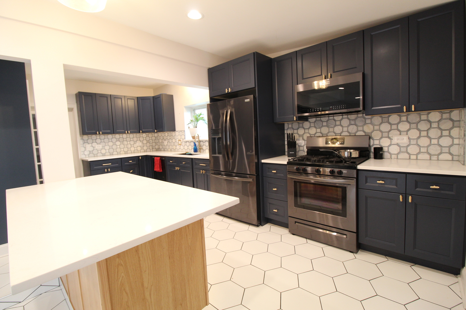 111 Manor Avenue, Fox Lake, IL 60020