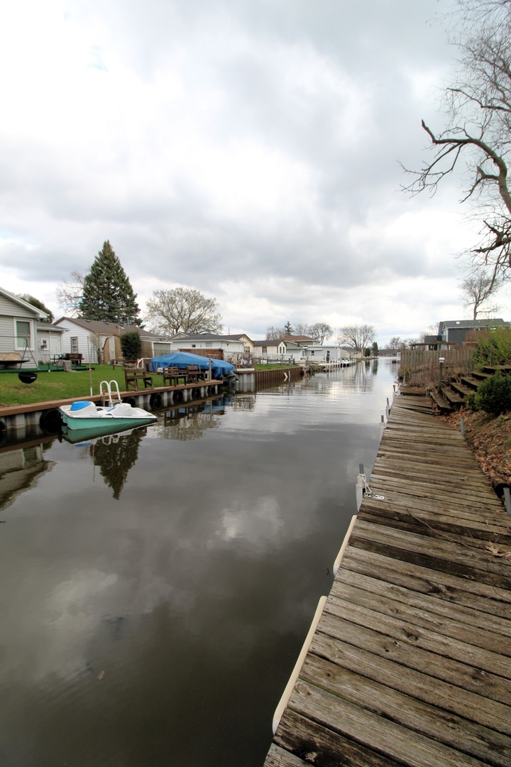 111 Manor Avenue, Fox Lake, IL 60020