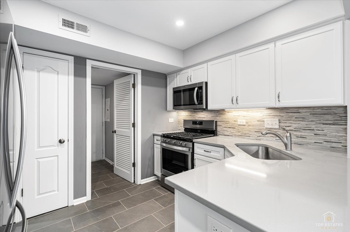 1606 W ORCHARD Place #1606, Arlington Heights, IL 60005