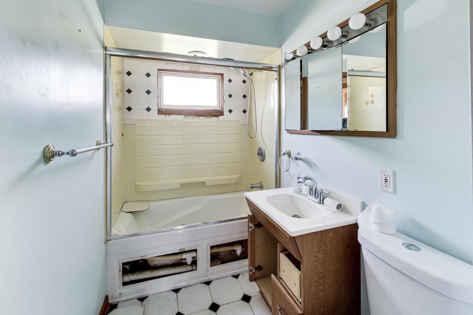 243 S Center Street, Bensenville, IL 60106