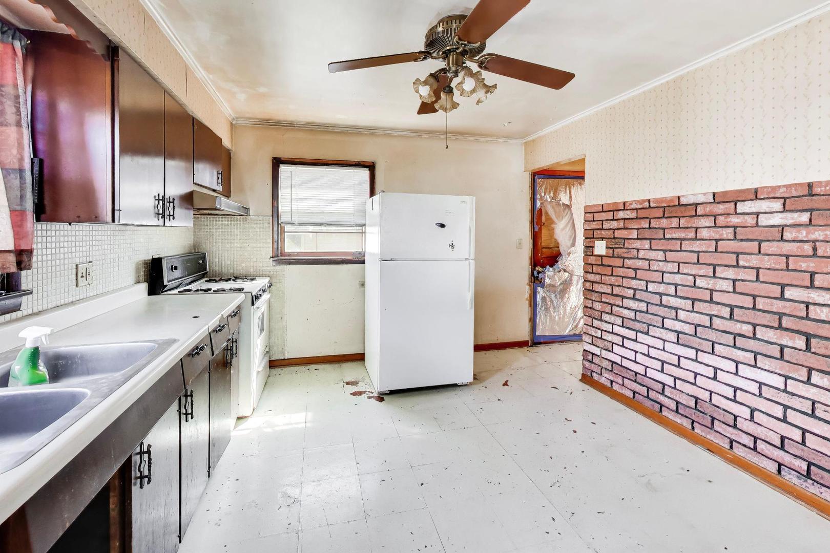 243 S Center Street, Bensenville, IL 60106