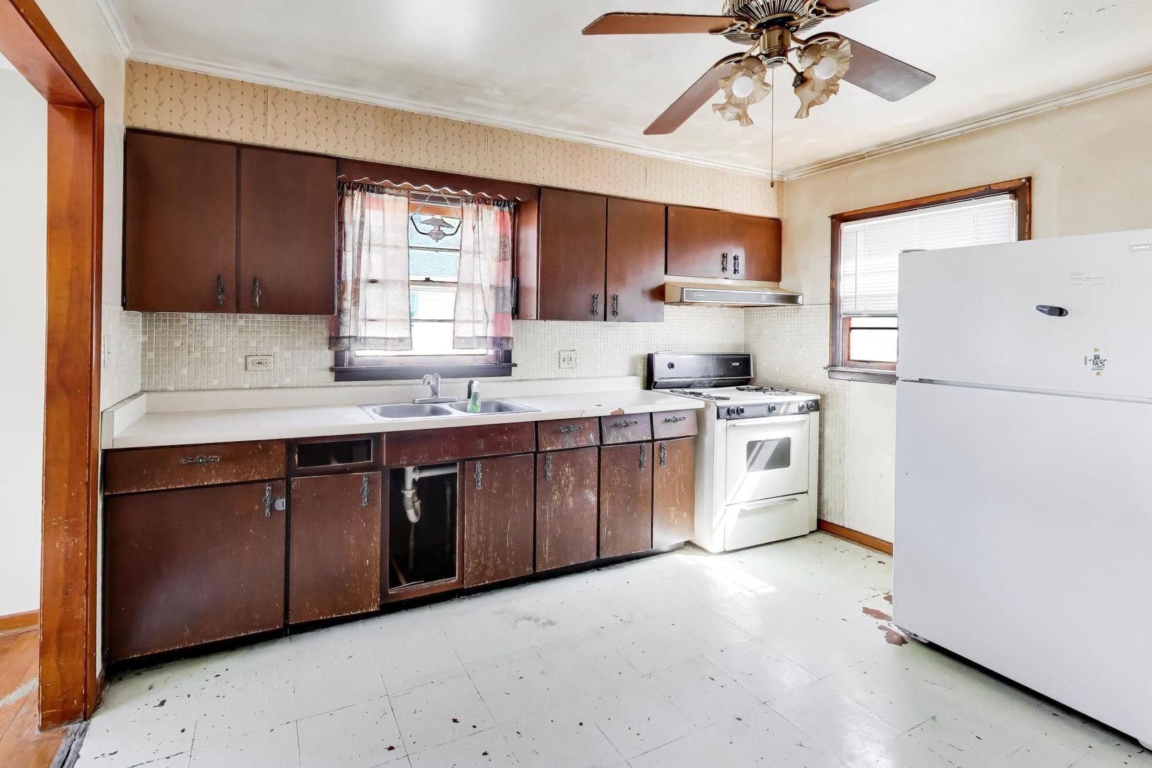 243 S Center Street, Bensenville, IL 60106