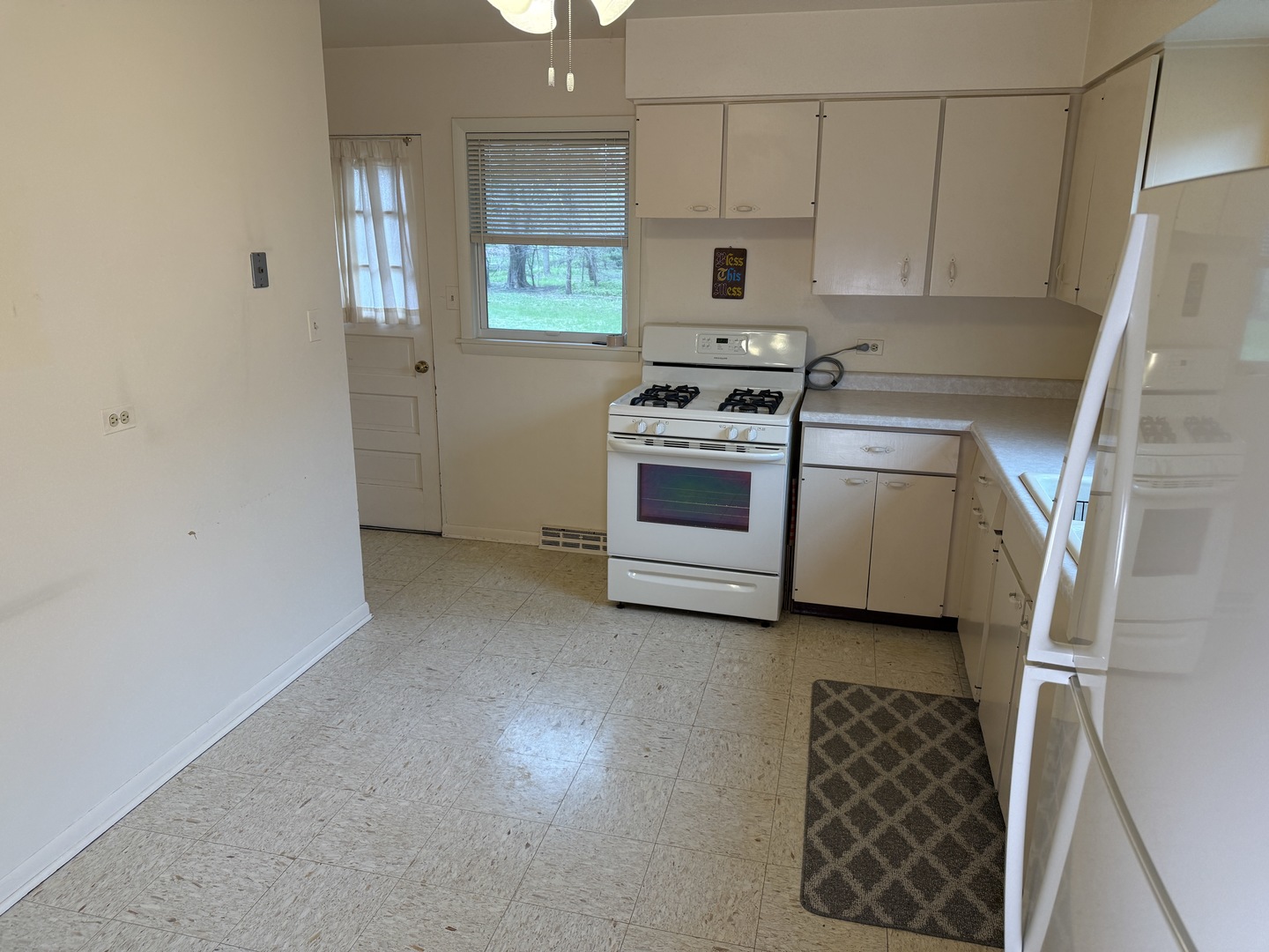 210 Hill Avenue, Glen Ellyn, IL 60137