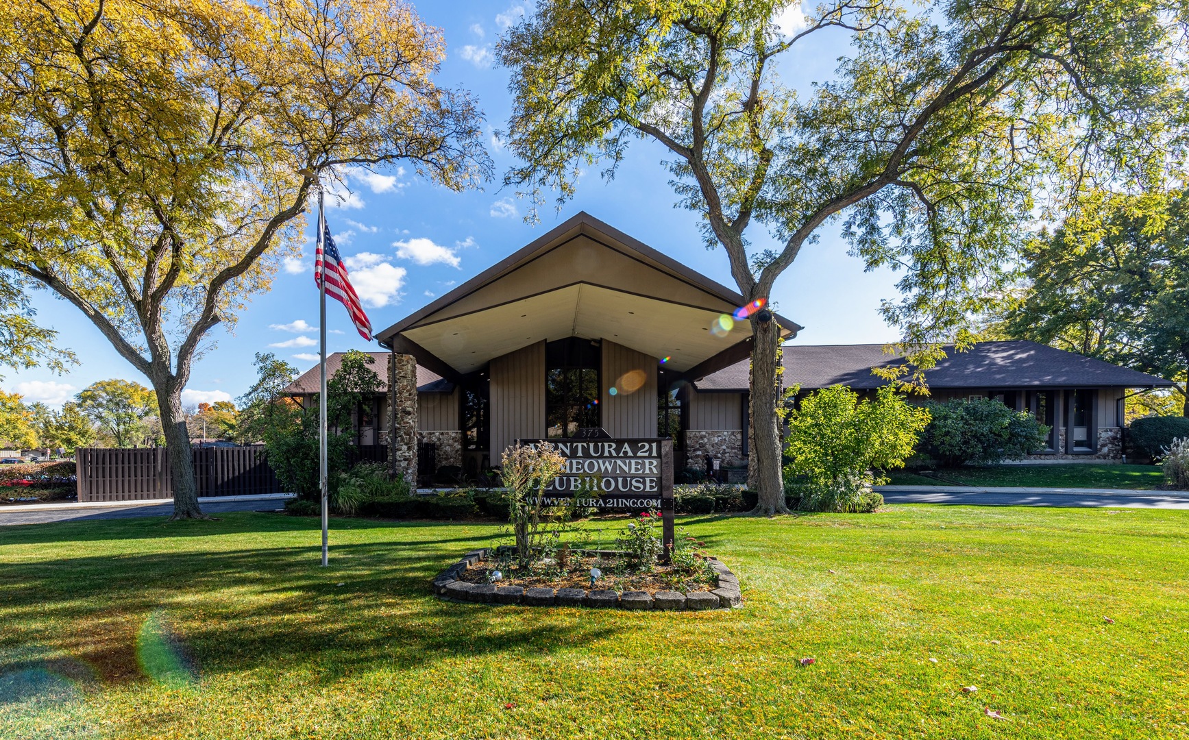 380 Ventura Club Drive, Roselle, IL 60172