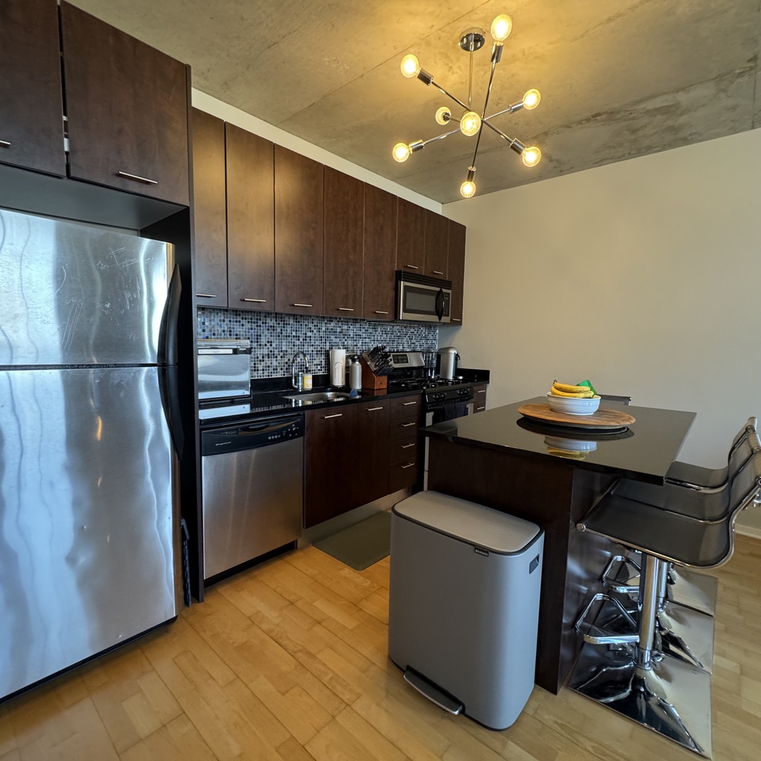 659 W RANDOLPH Street #612, Chicago, IL 60661