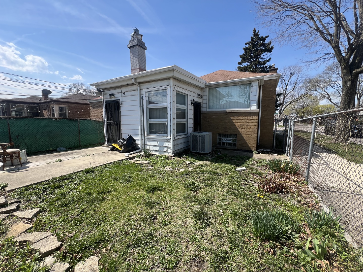 8901 S East End Avenue, Chicago, IL 60617