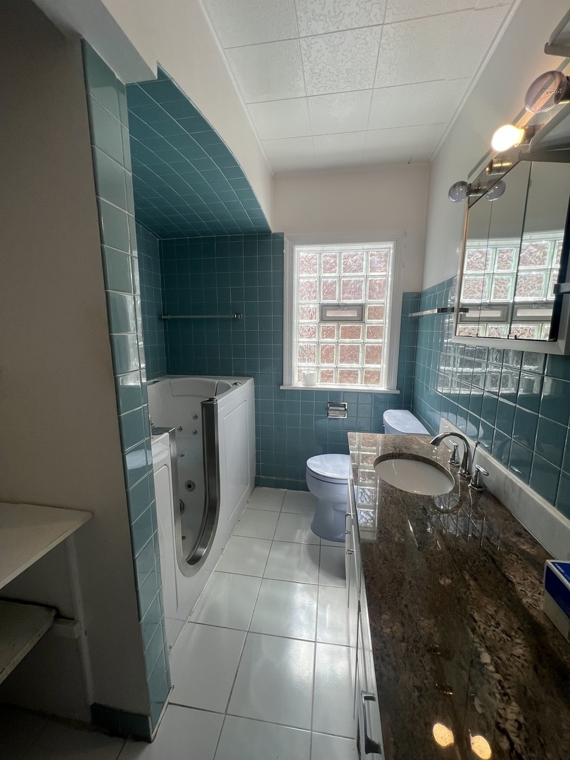 8901 S East End Avenue, Chicago, IL 60617