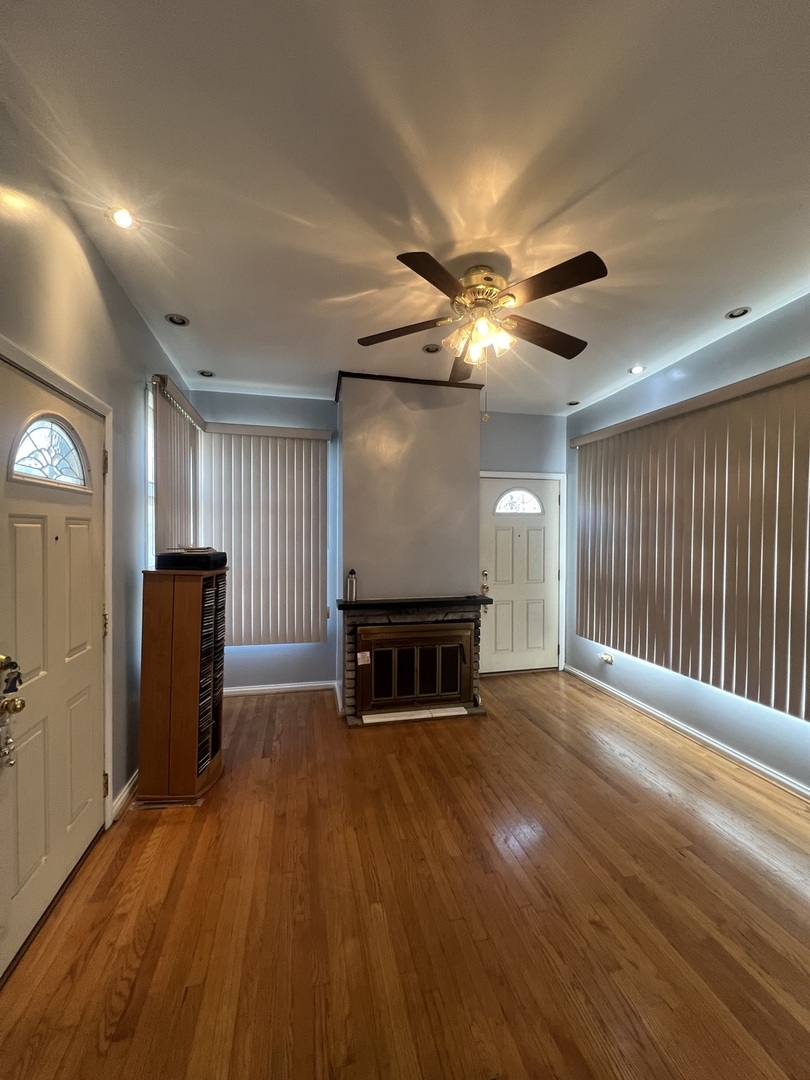 8901 S East End Avenue, Chicago, IL 60617