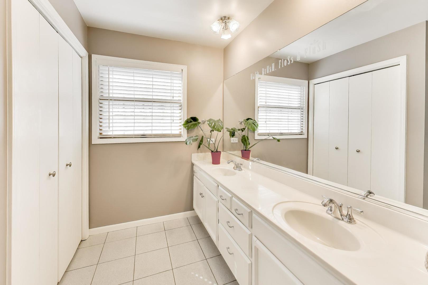 798 S Linden Avenue, Elmhurst, IL 60126