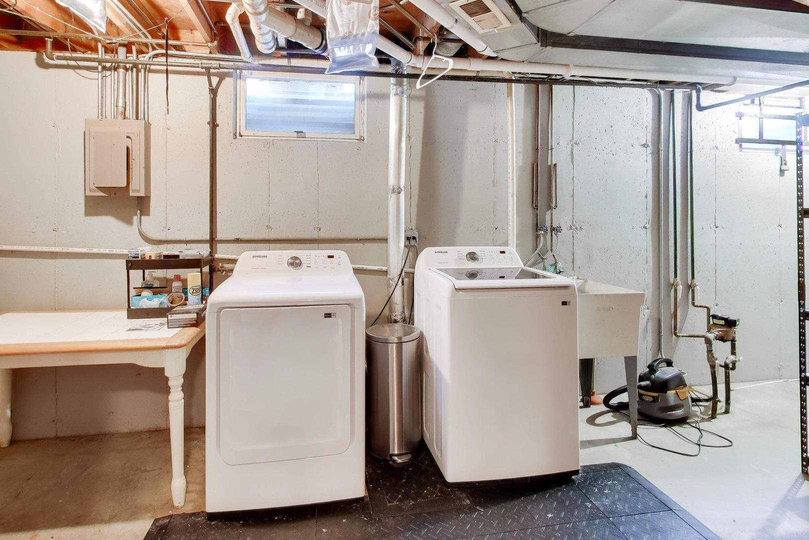 828 Village Quarter Road #A, West Dundee, IL 60118