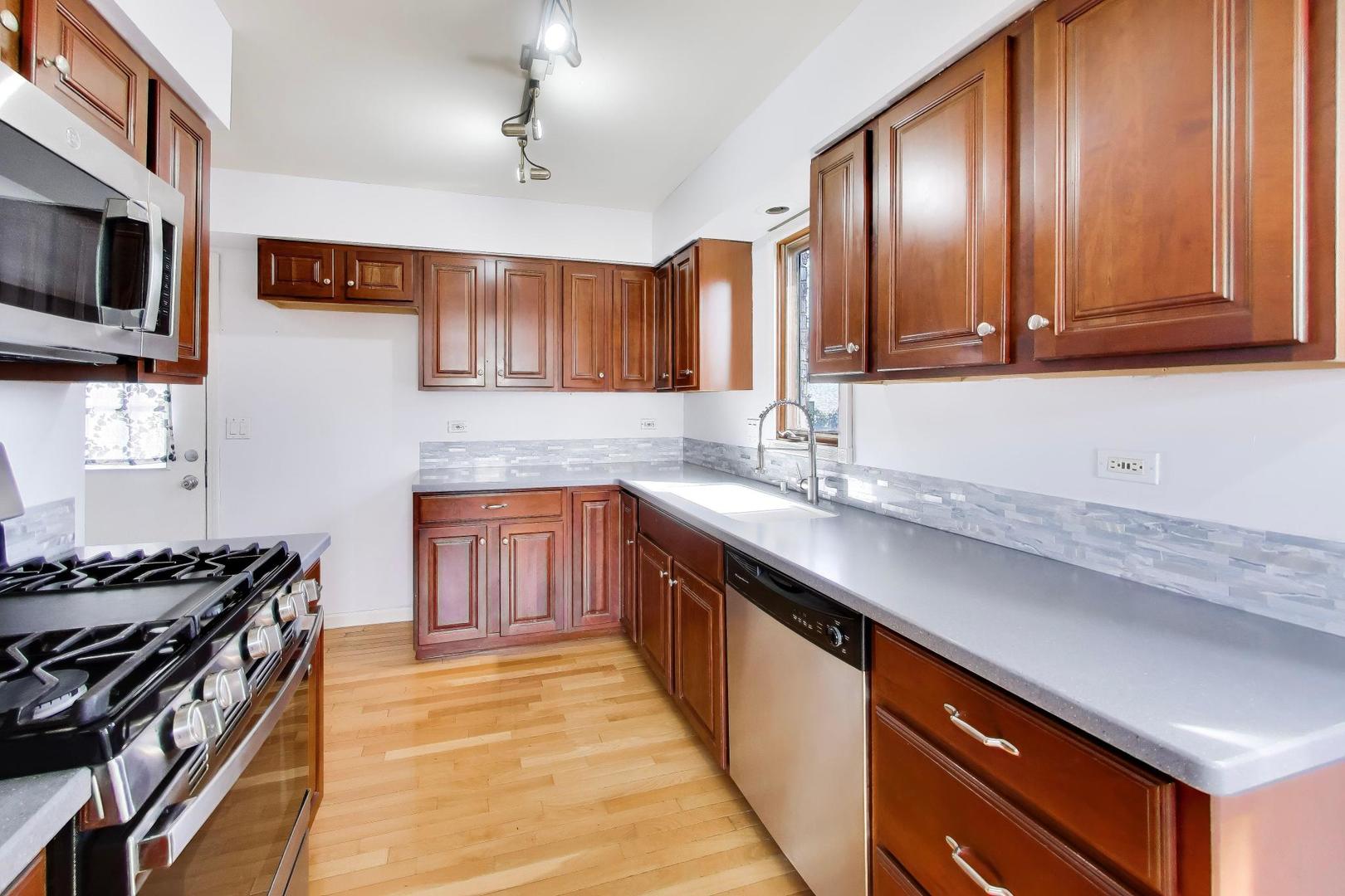 828 Village Quarter Road #A, West Dundee, IL 60118