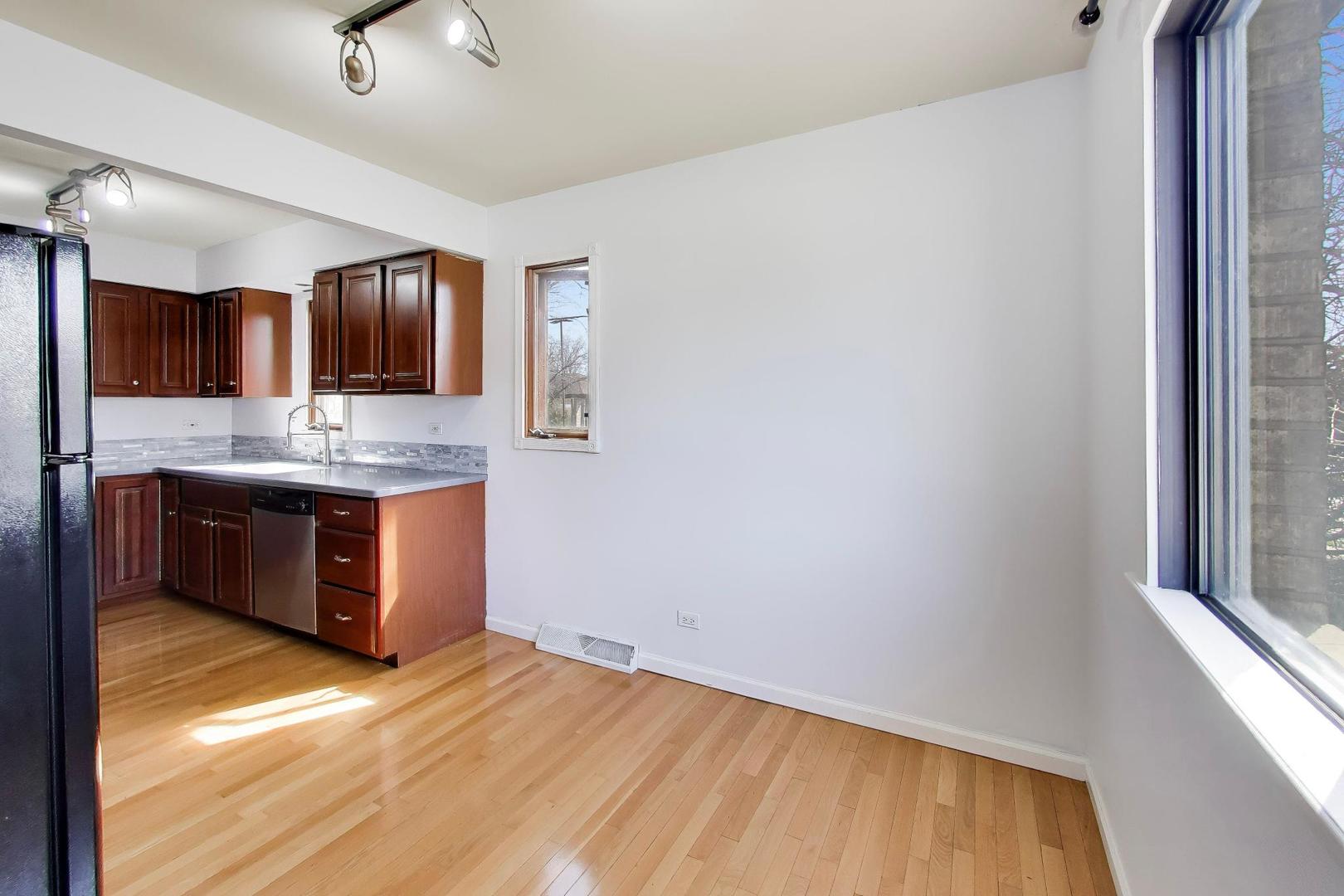 828 Village Quarter Road #A, West Dundee, IL 60118