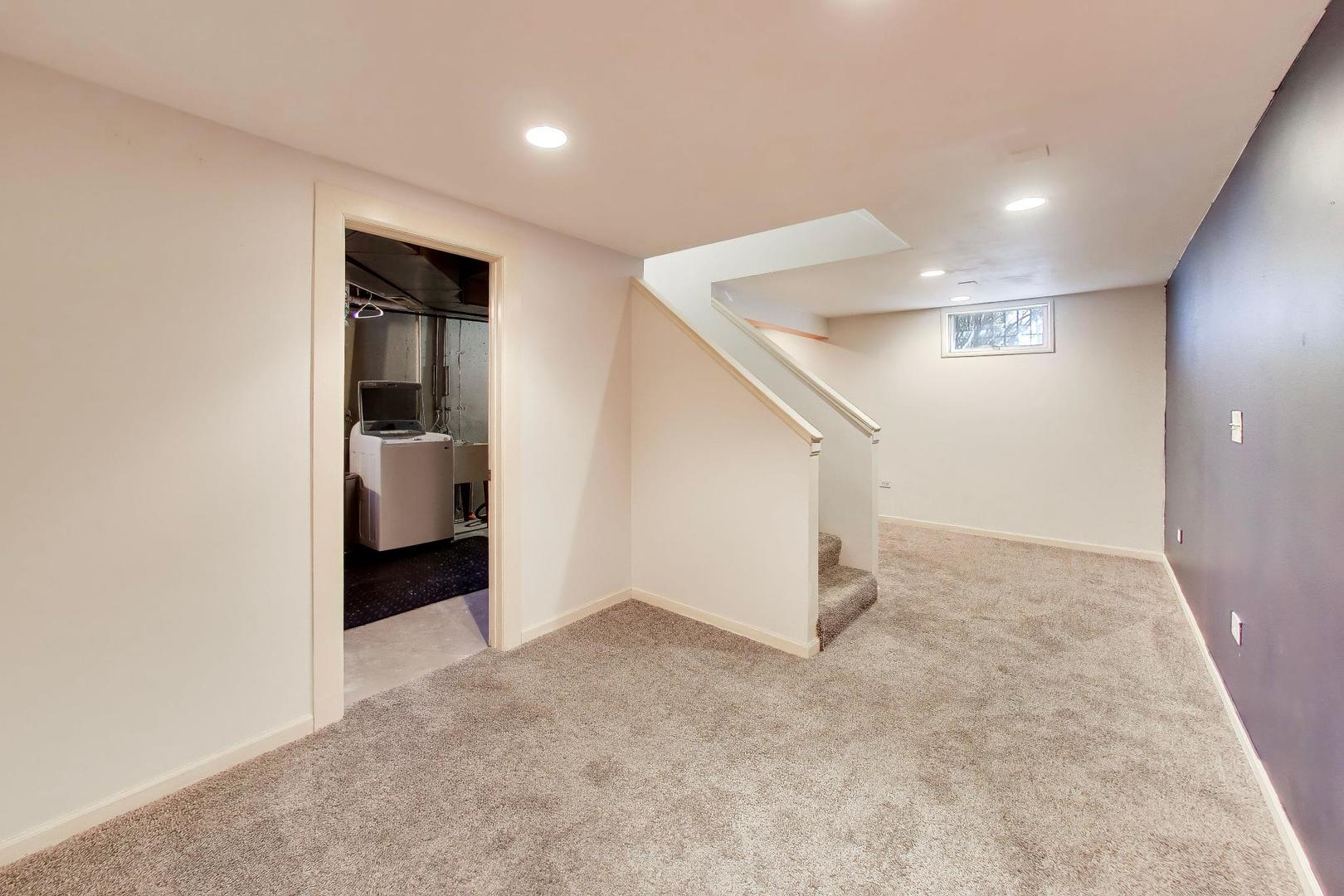 828 Village Quarter Road #A, West Dundee, IL 60118