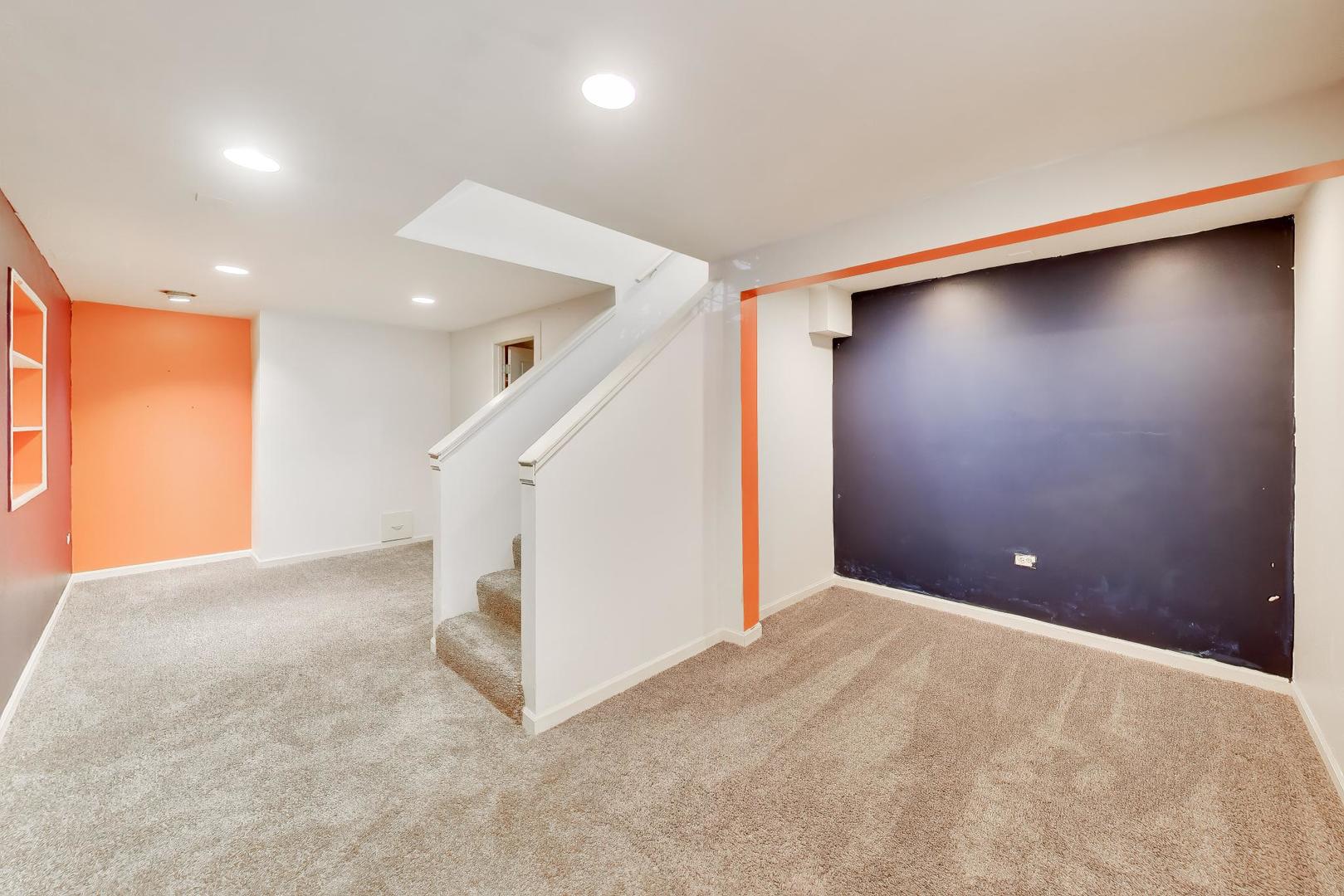 828 Village Quarter Road #A, West Dundee, IL 60118