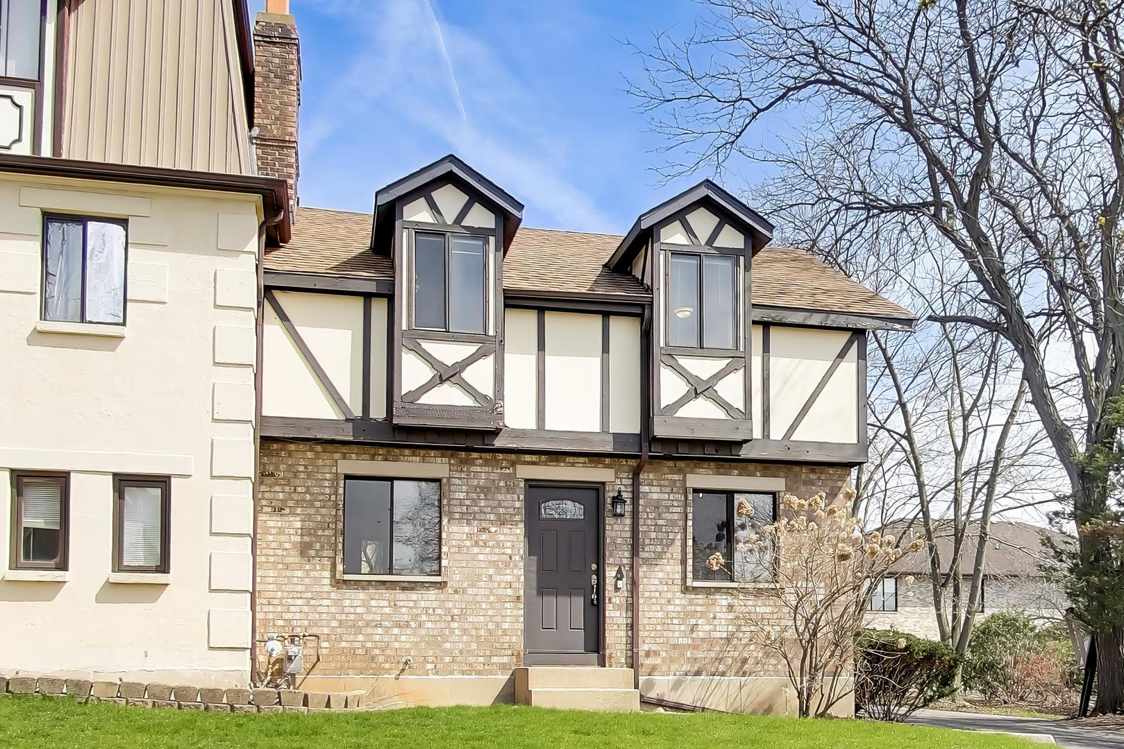 828 Village Quarter Road #A, West Dundee, IL 60118