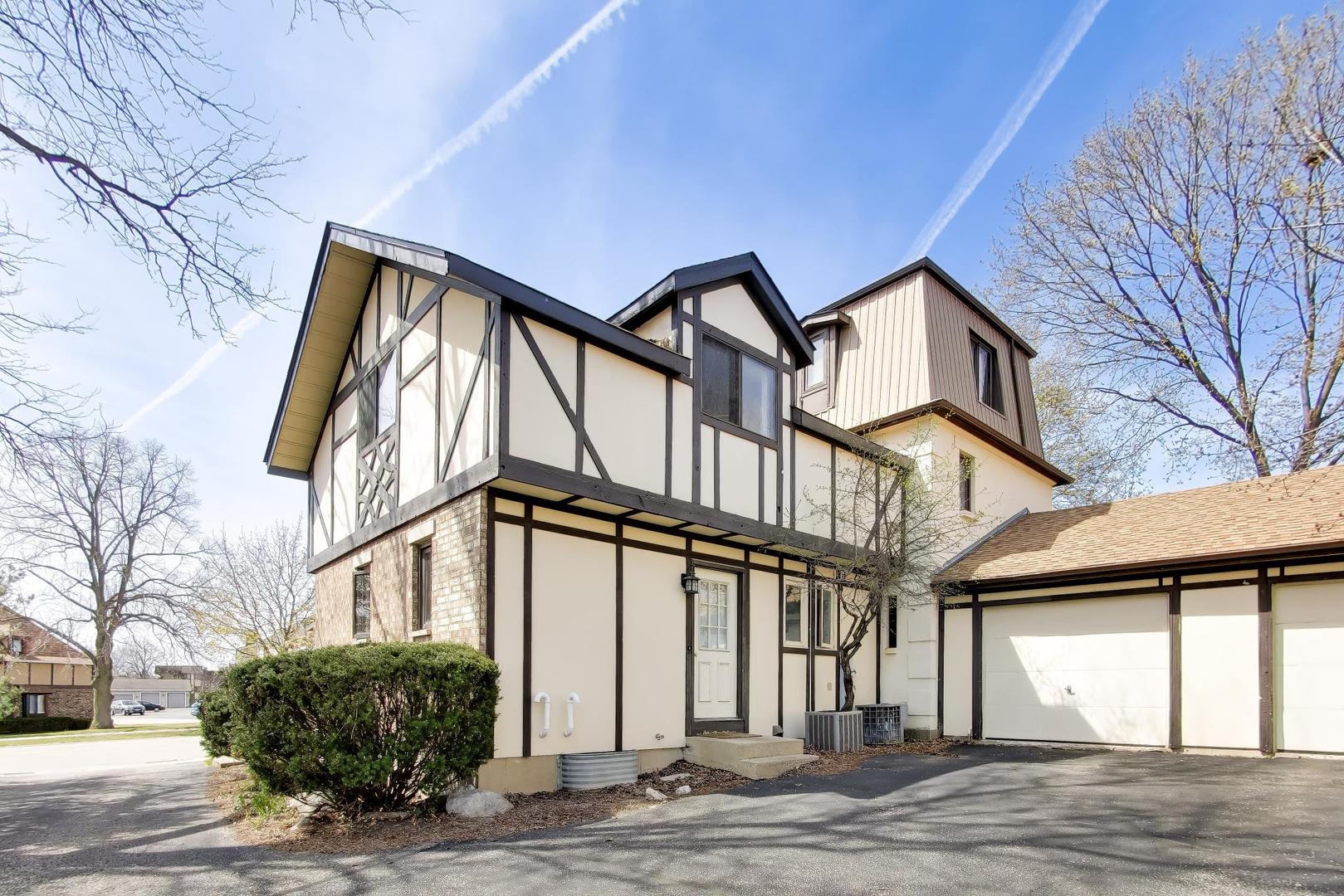 828 Village Quarter Road #A, West Dundee, IL 60118