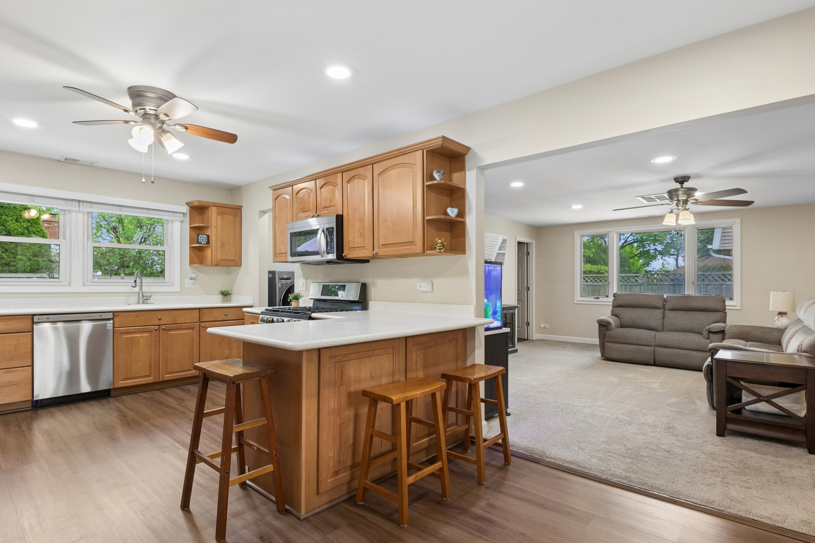 1801 CAMBOURNE Lane, Schaumburg, IL 60194