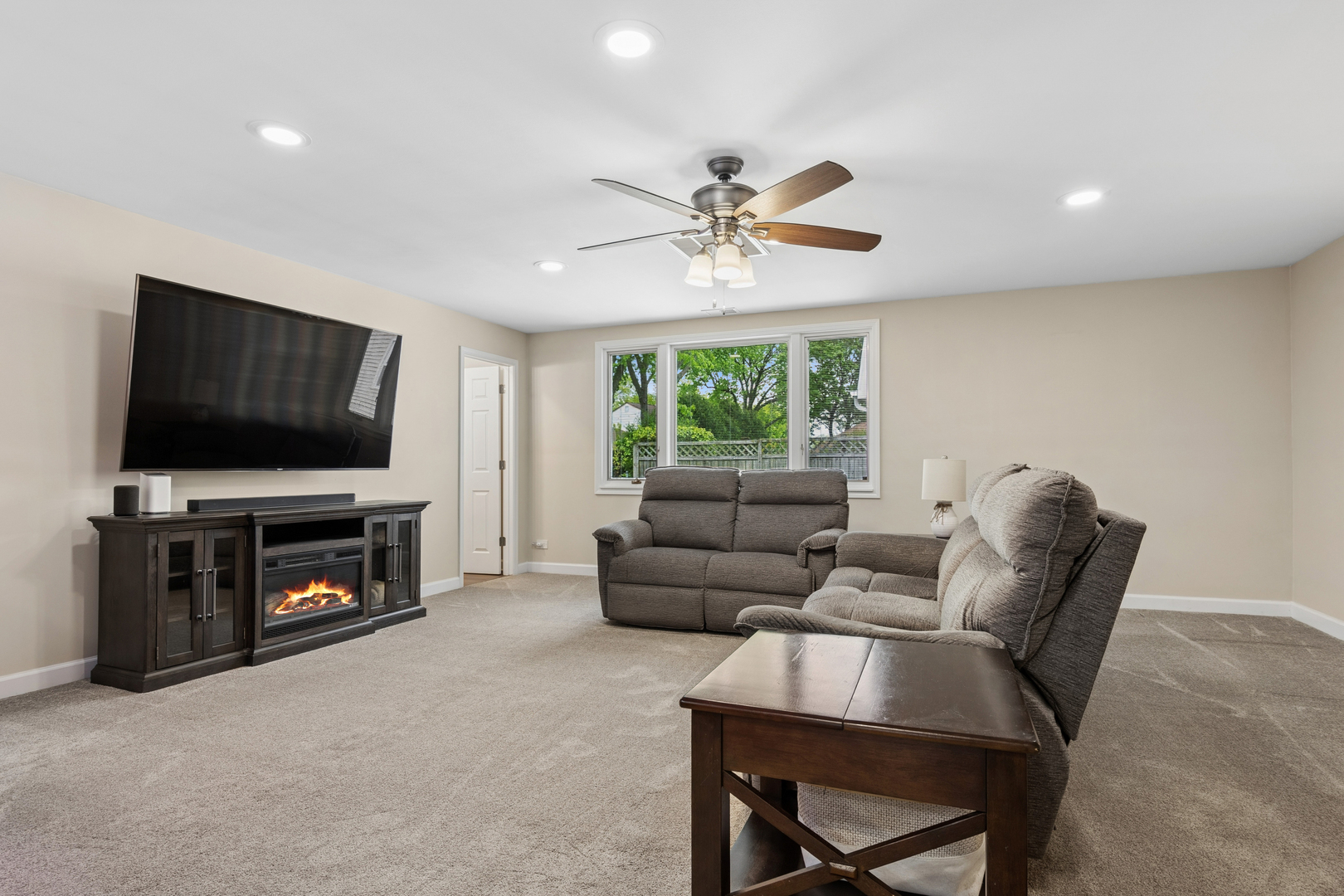 1801 CAMBOURNE Lane, Schaumburg, IL 60194
