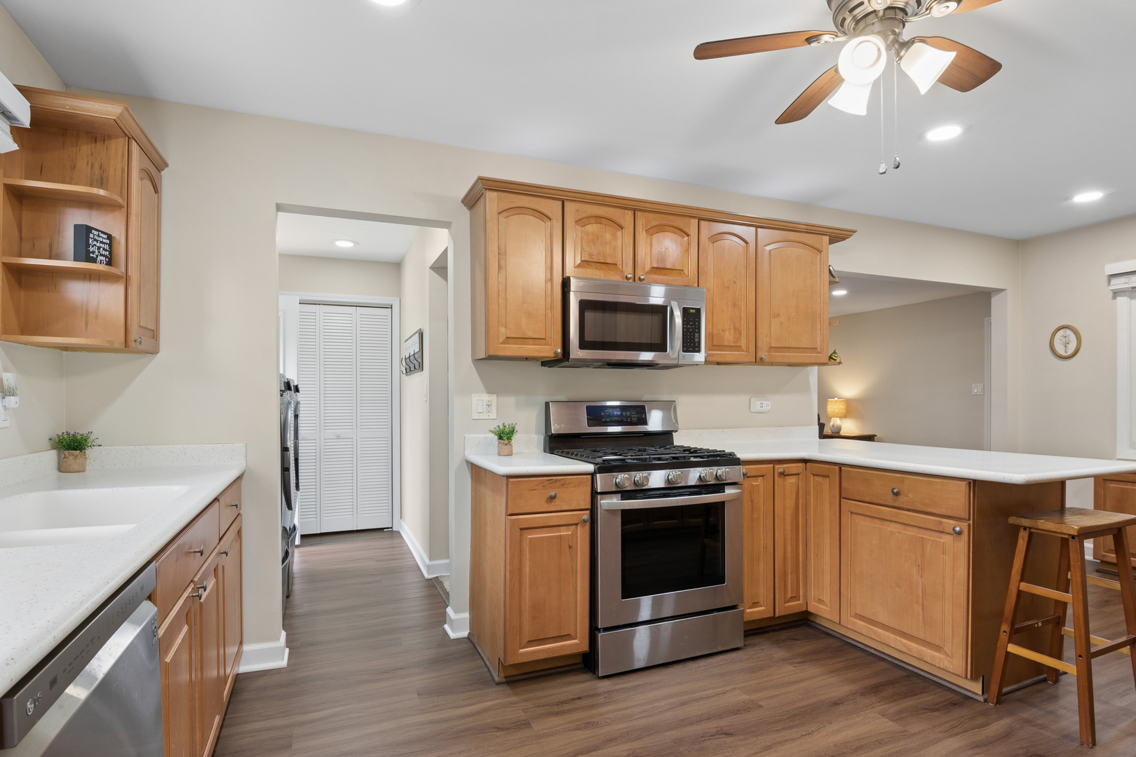 1801 CAMBOURNE Lane, Schaumburg, IL 60194