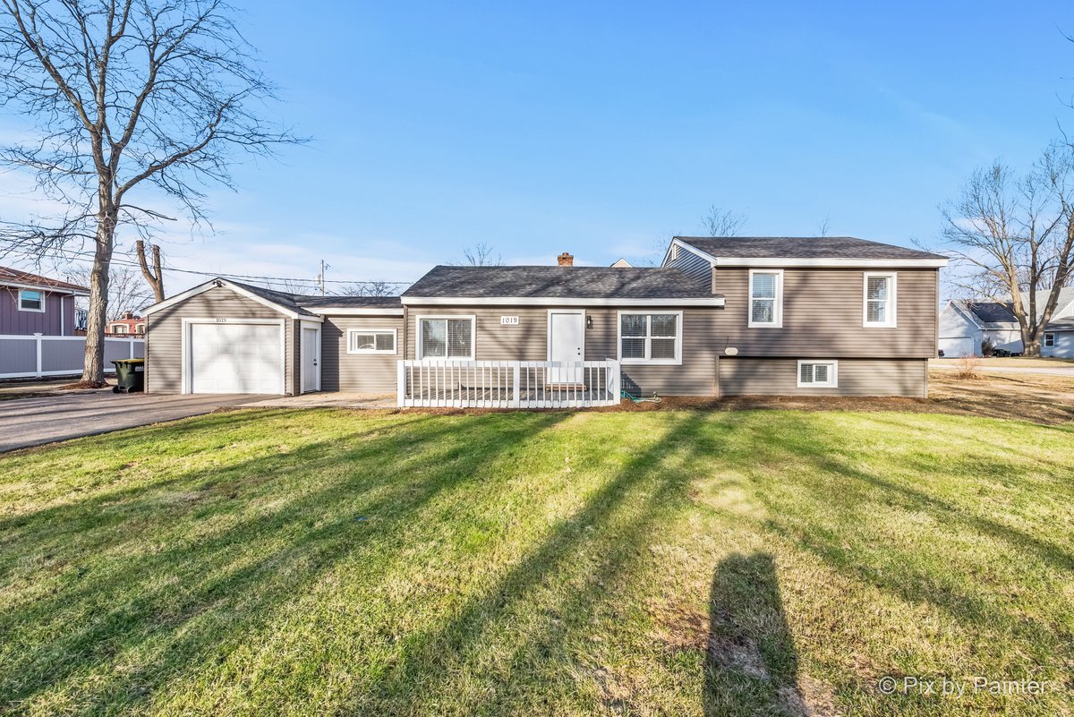 1019 Maple Street, Lake In The Hills, IL 60156