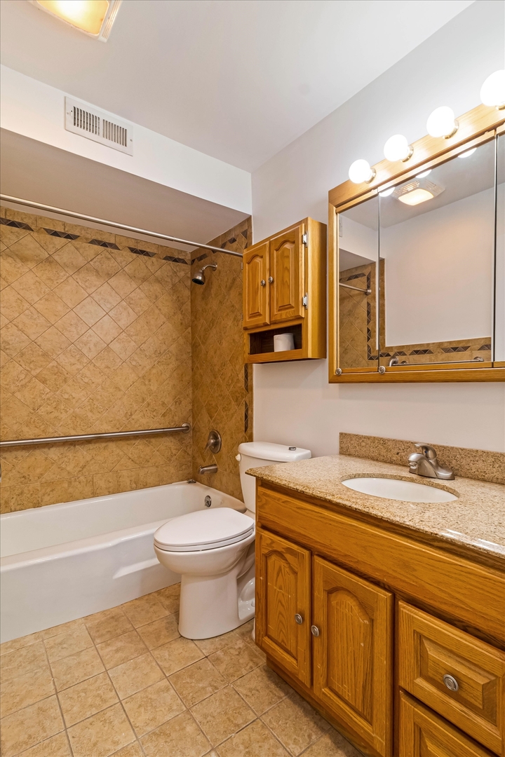 945 E Kenilworth Avenue #419, Palatine, IL 60074