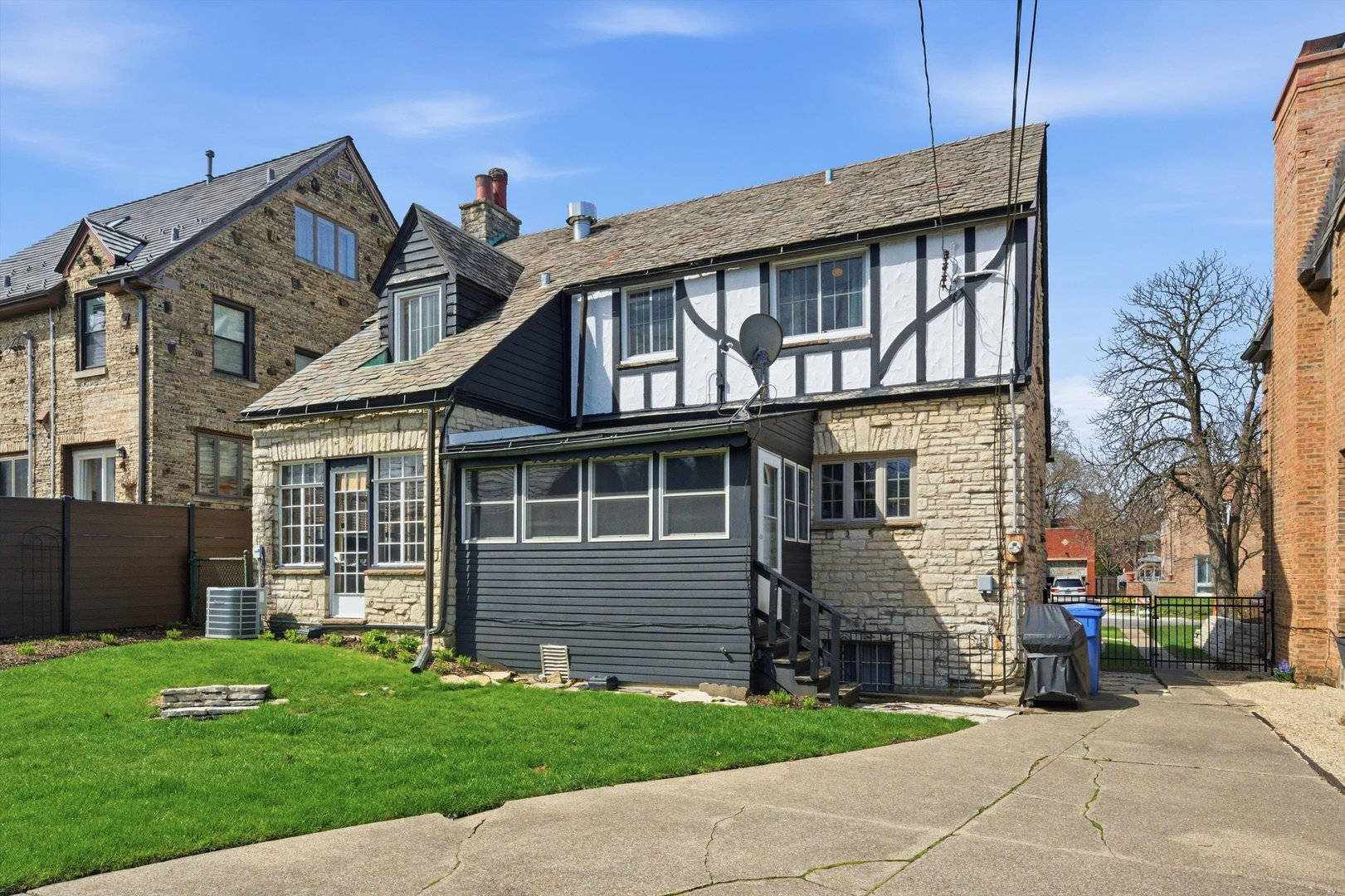 9011 S Leavitt Street, Chicago, IL 60643