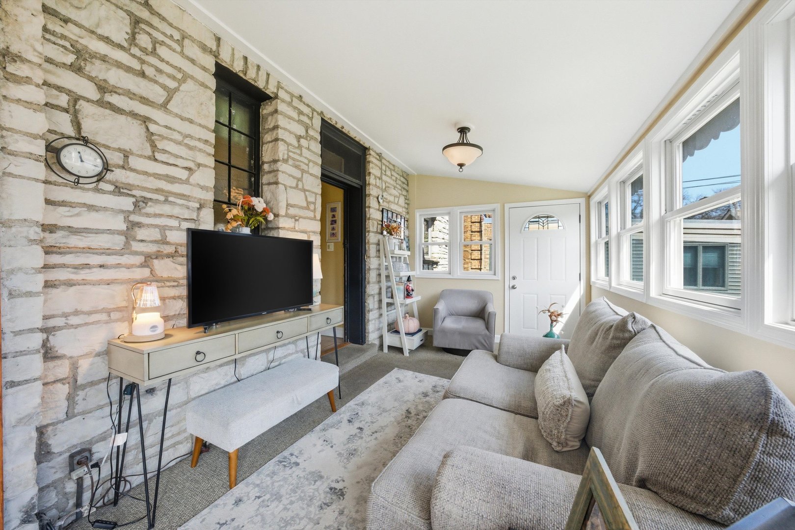 9011 S Leavitt Street, Chicago, IL 60643