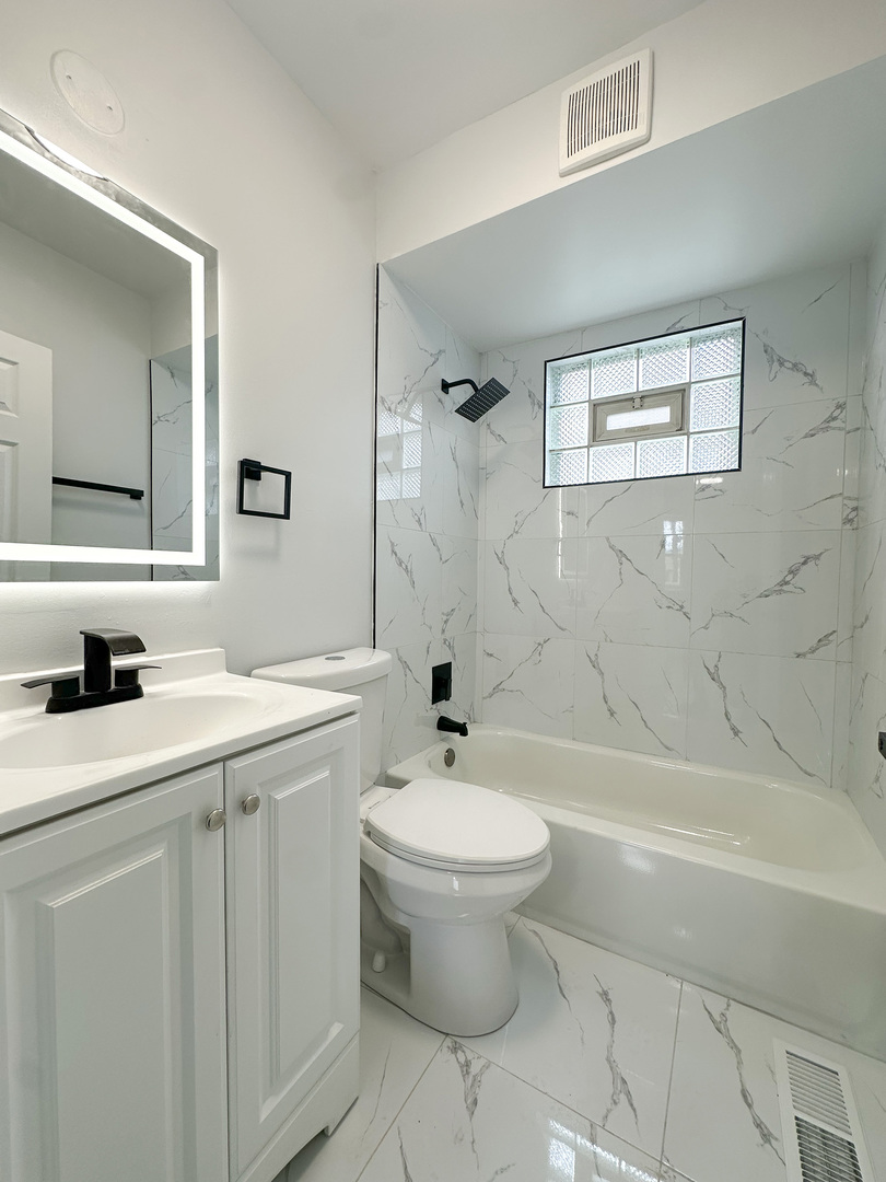 9820 S California Avenue, Evergreen Park, IL 60805