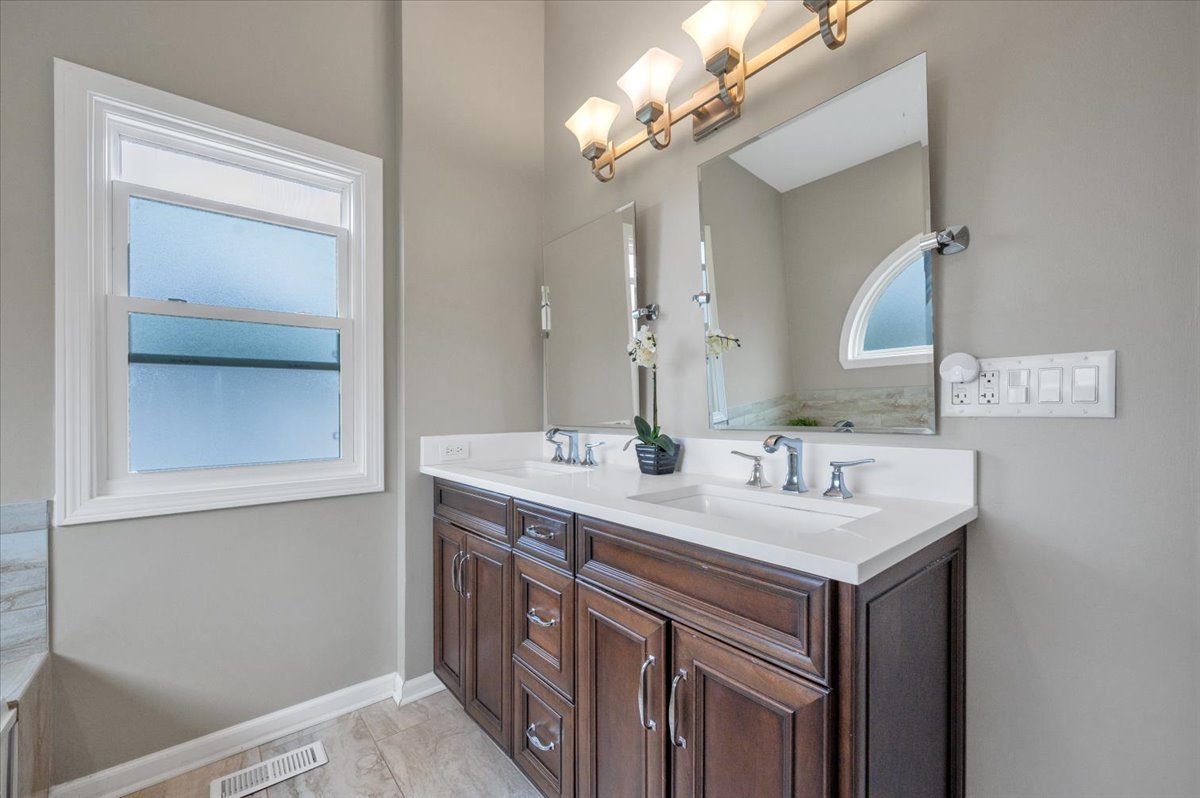 1355 Beckett Lane, Schaumburg, IL 60173