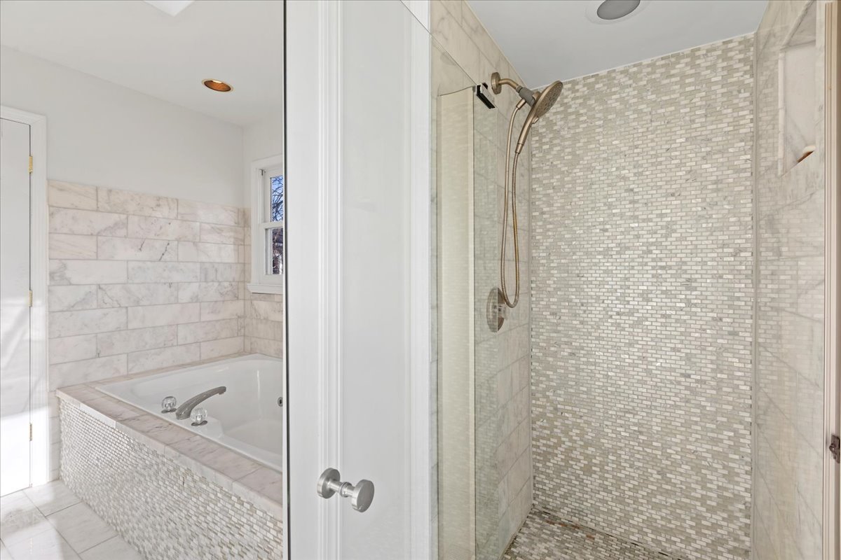 2321 Steeple Chase Circle, Libertyville, IL 60048