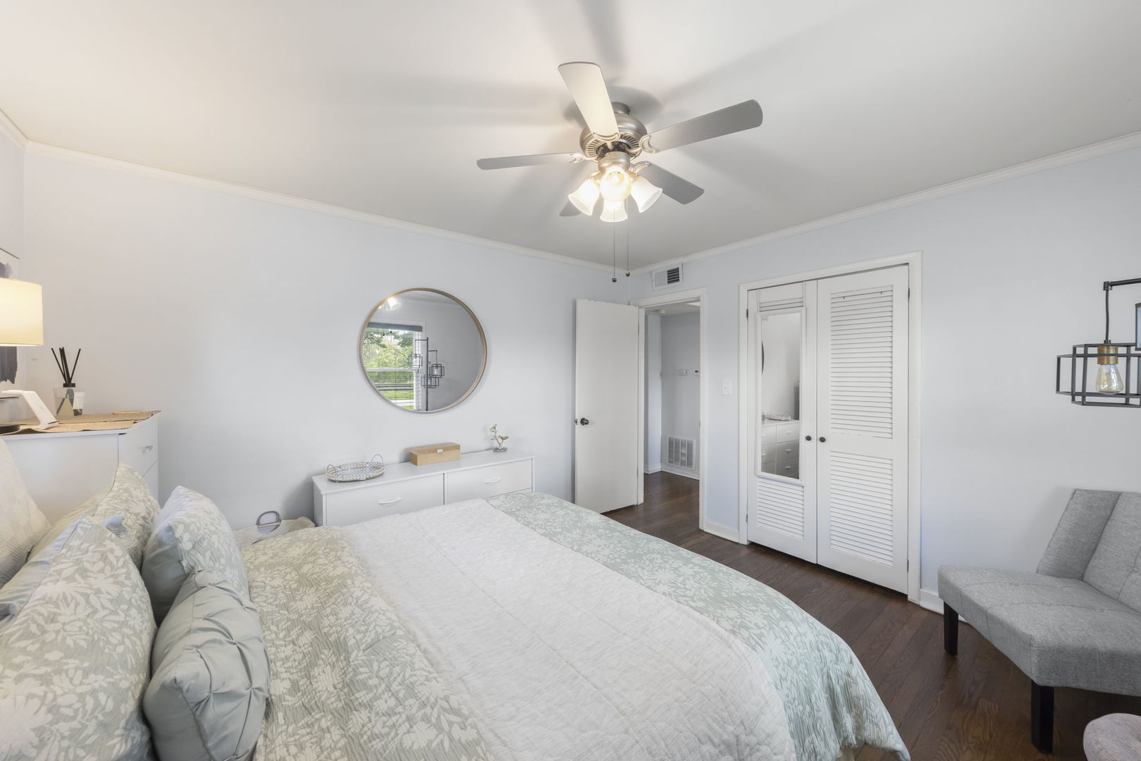 1335 College Avenue, Wheaton, IL 60187