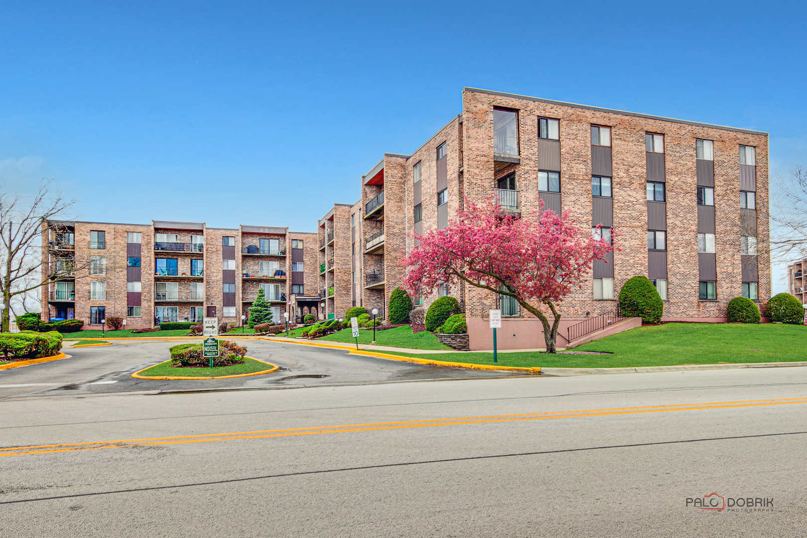 625 W Huntington Commons Road #208, Mount Prospect, IL 60056