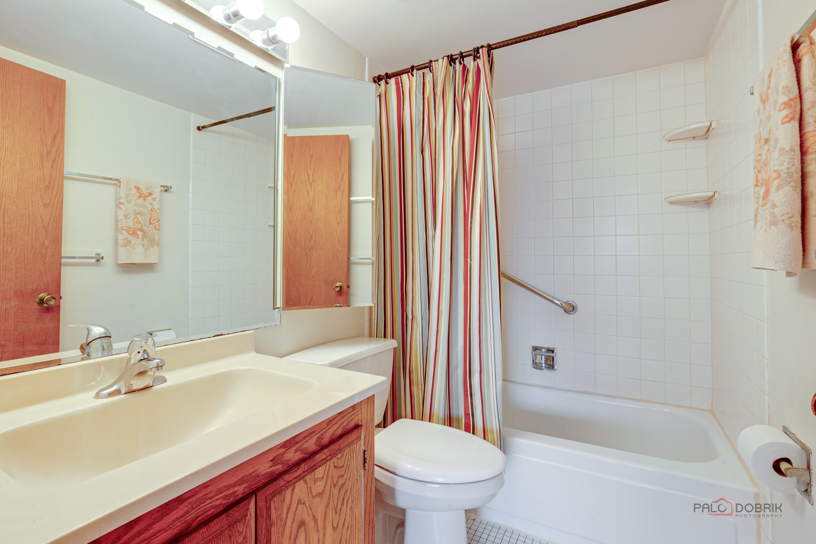 625 W Huntington Commons Road #208, Mount Prospect, IL 60056