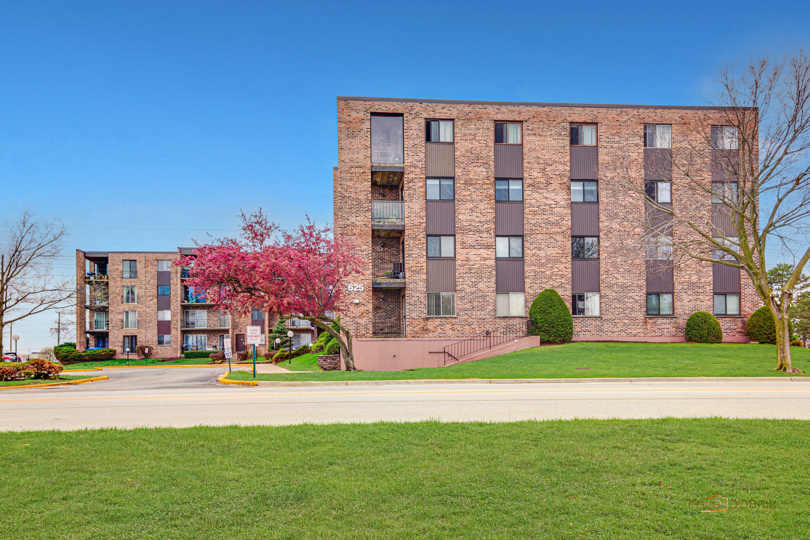 625 W Huntington Commons Road #208, Mount Prospect, IL 60056