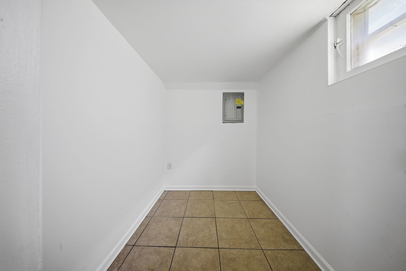 637 S SPENCER Street, Aurora, IL 60505