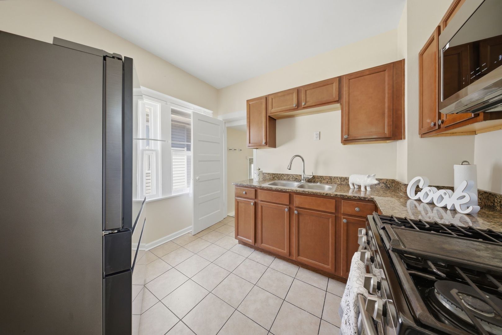 637 S SPENCER Street, Aurora, IL 60505