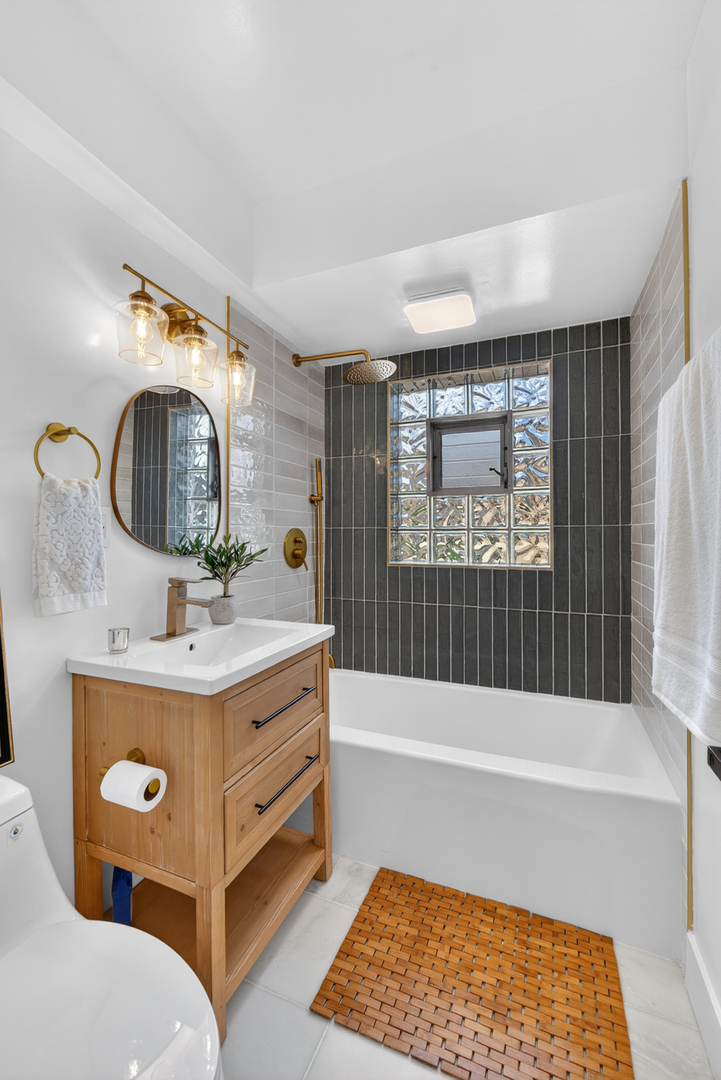 5205 N Osceola Avenue, Chicago, IL 60656