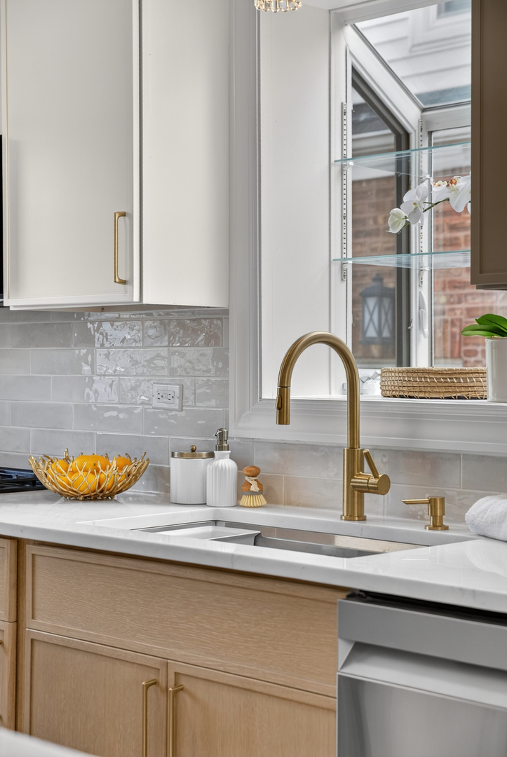 5205 N Osceola Avenue, Chicago, IL 60656