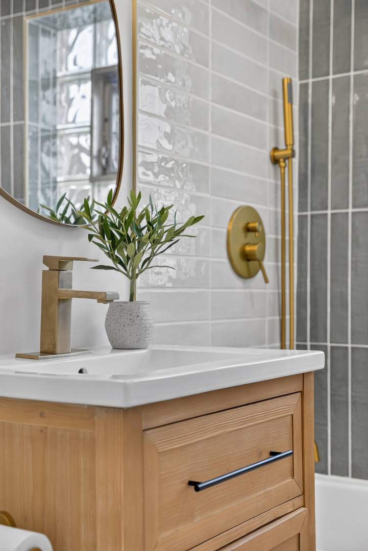 5205 N Osceola Avenue, Chicago, IL 60656