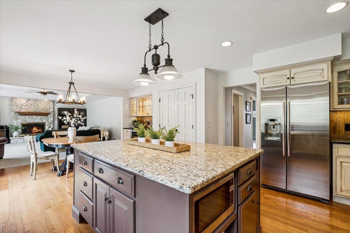 2496 Emerald Lane, Lindenhurst, IL 60046