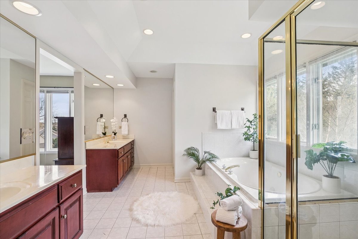 2496 Emerald Lane, Lindenhurst, IL 60046