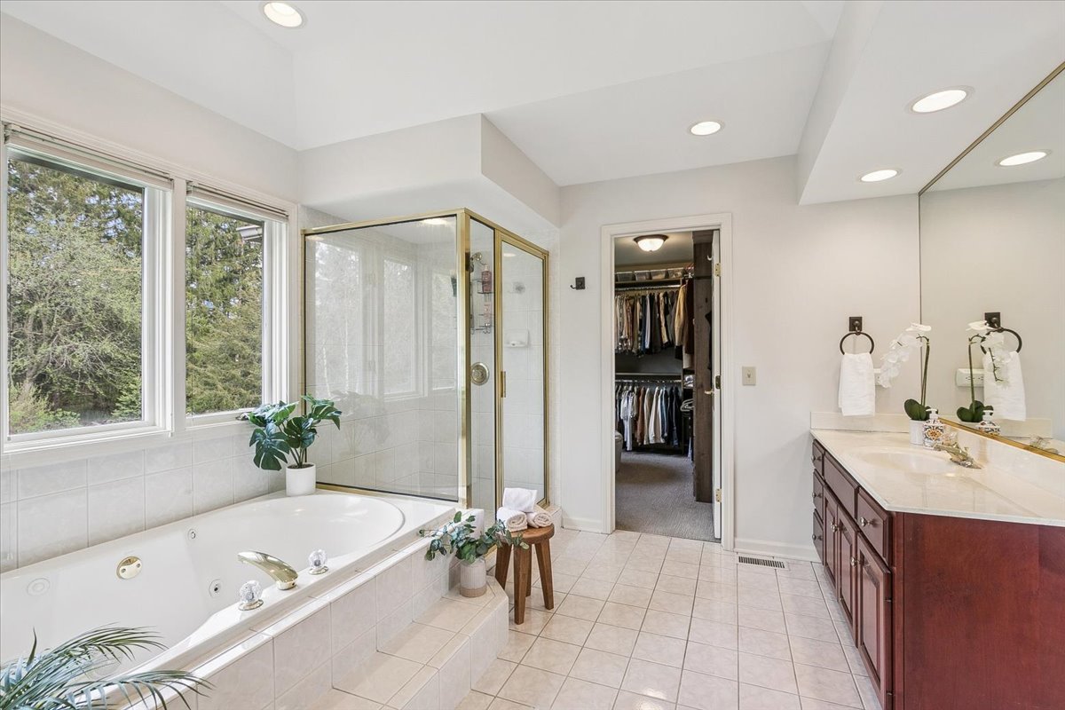 2496 Emerald Lane, Lindenhurst, IL 60046