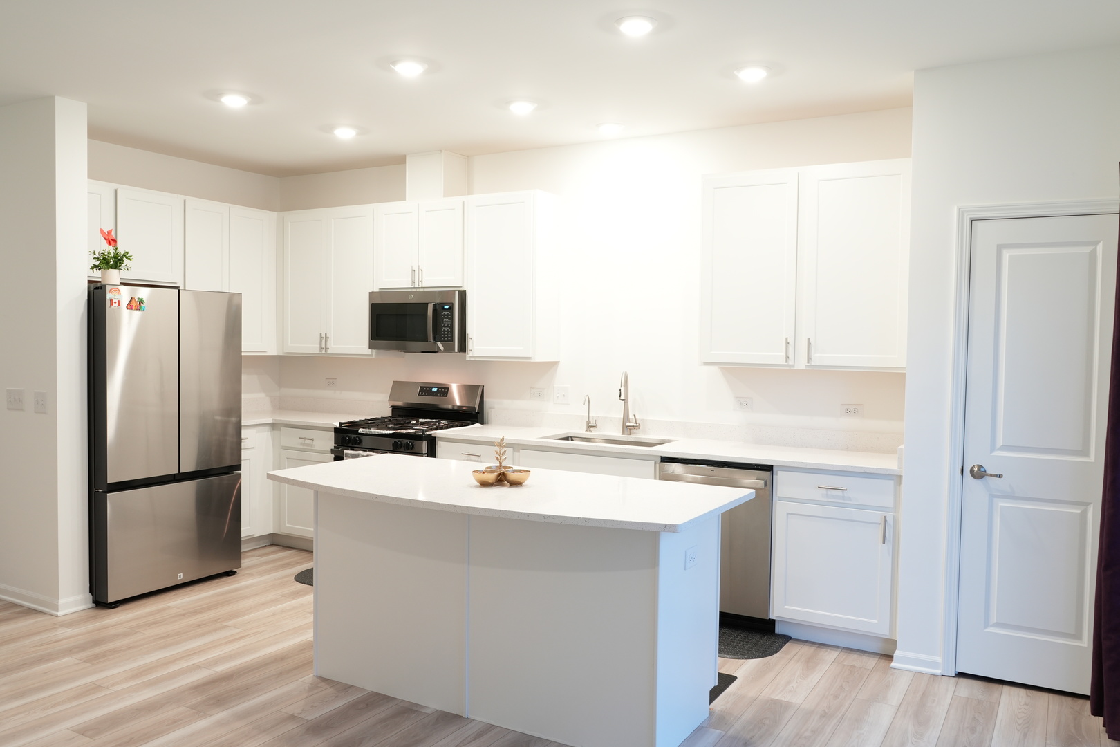 2103 Neubauer Circle, Lindenhurst, IL 60046