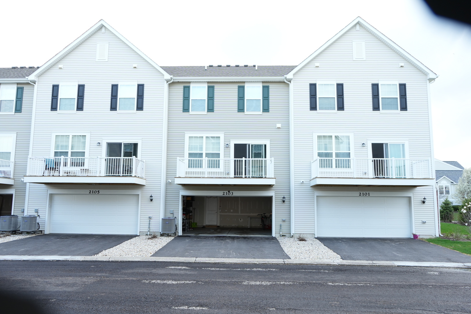 2103 Neubauer Circle, Lindenhurst, IL 60046